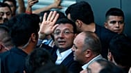 ARŞİV - Ekrem İmamoğlu, İstanbul'daki Cumhuriyet Halk Partisi (CHP) ofislerinin önünde destekçilerine el sallıyor, 23 Haziran 2019.