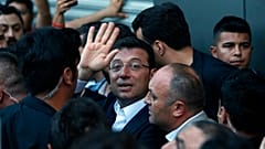ARŞİV - Ekrem İmamoğlu, İstanbul'daki Cumhuriyet Halk Partisi (CHP) ofislerinin önünde destekçilerine el sallıyor, 23 Haziran 2019.