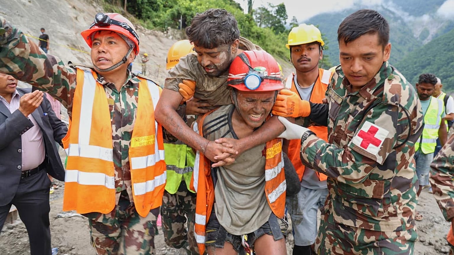 Imágenes del Ejército de Nepal muestran a dos trabajadores de una hidroeléctrica rescatados con vida tras nueve días atrapados en un túnel sepultado por una riada en Rasuwa.
