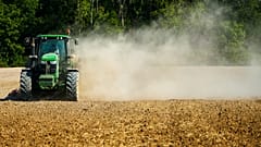 Un agriculteur au travail dans un champ. Image d'illustration