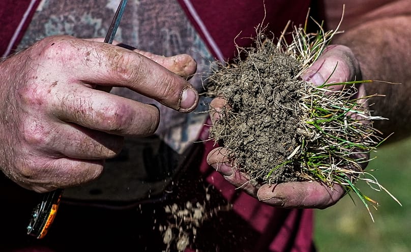 Un agriculteur et un morceau de terre complètement sèche entre les main - illustration