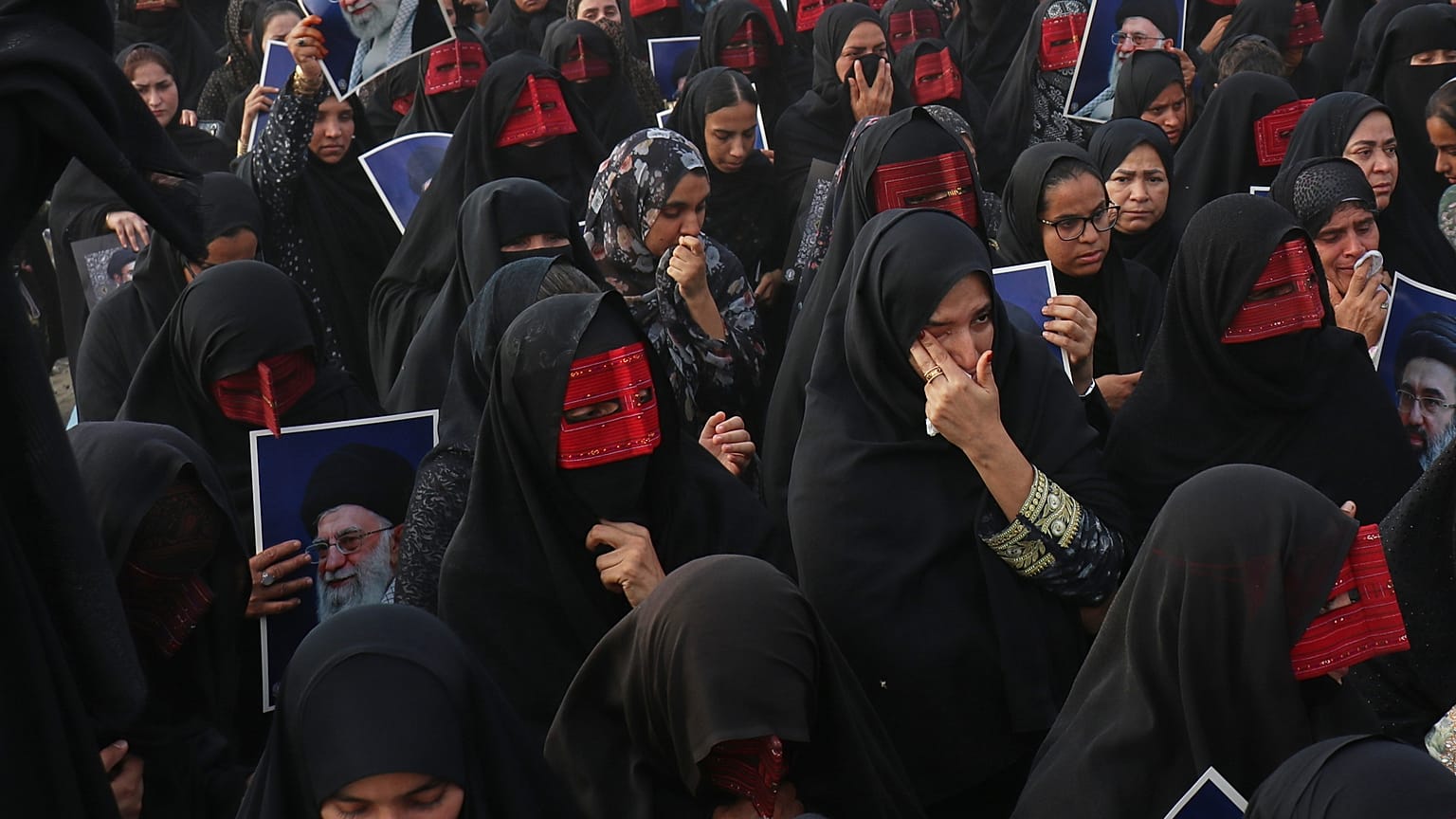 نساء يشاركن في موكب جنازة جماعية لضحايا قُتلوا جراء إصابة صاروخ أمريكي لمنزل كان يشهد حفل زفاف في منطقة "كوهستاك" بجنوب إيران، يوم الخميس 3 سبتمبر 2026.