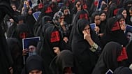 نساء يشاركن في موكب جنازة جماعية لضحايا قُتلوا جراء إصابة صاروخ أمريكي لمنزل كان يشهد حفل زفاف في منطقة "كوهستاك" بجنوب إيران، يوم الخميس 3 سبتمبر 2026.