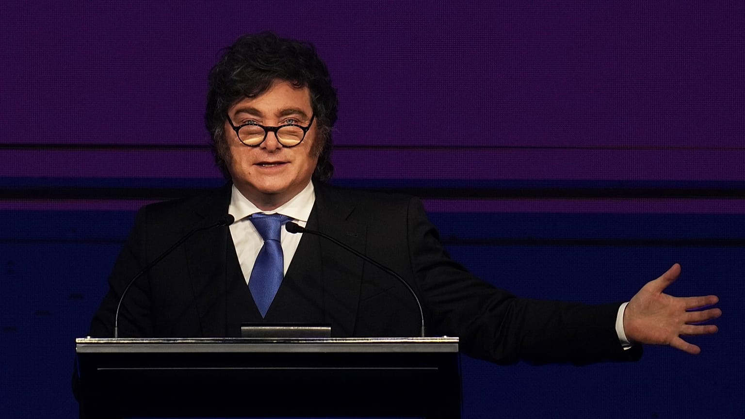 El presidente de Argentina, Javier Milei, interviene en el Foro de Madrid en Santiago de Chile, el jueves 3 de septiembre de 2026. (Foto AP/Esteban Felix)