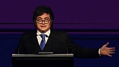 Il presidente argentino Javier Milei interviene al Foro di Madrid a Santiago del Cile, giovedì 3 settembre 2026. (Foto AP/Esteban Felix)