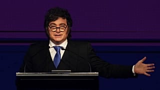 El presidente de Argentina, Javier Milei, interviene en el Foro de Madrid en Santiago de Chile, el jueves 3 de septiembre de 2026. (Foto AP/Esteban Felix)