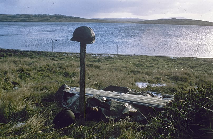 Des casques en acier marquent une tombe de fortune pour des soldats argentins tombés au combat aux Malouines en 1982
