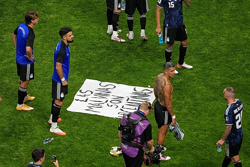 La banderolle déployée par les footballeurs argentins lors de la rencontre avec l'Angleterre le 15 juillet 2026
