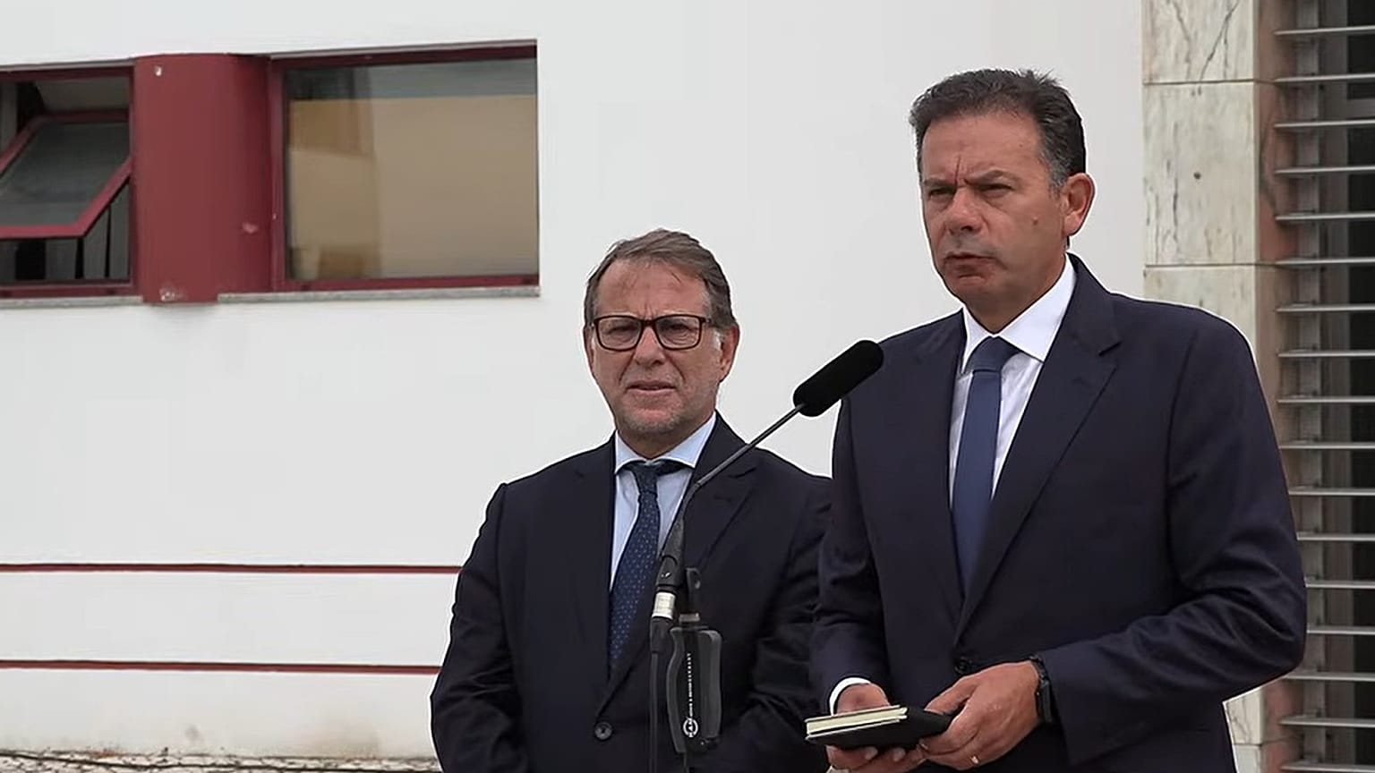 O ministro da Administração Interna, Luís Neves, e o primeiro-ministro português Luís Montenegro
