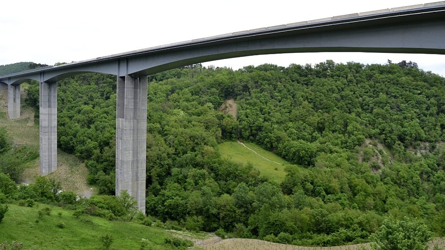 Uno dei viadotti dell'autostrada nella zona di Barberino del Mugello