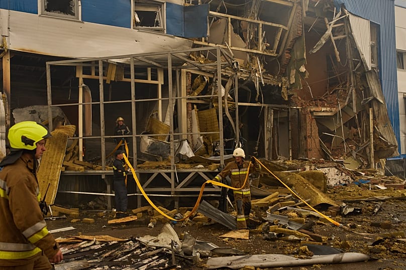 Los bomberos intentan apagar un incendio en un almacén farmacéutico destruido tras ataques con drones rusos en las afueras de Kiev, 3 de septiembre de 2026