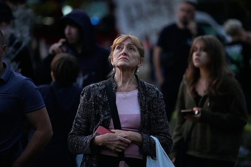 Varias personas observan un edificio residencial dañado tras un ataque con drones rusos en Kiev, 3 de septiembre de 2026