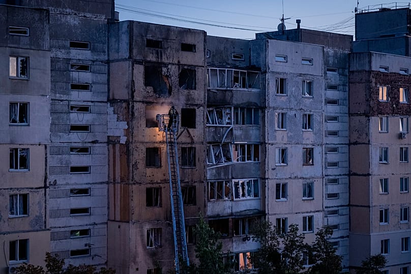 Los bomberos trabajan en un edificio residencial tras un ataque con drones rusos en el distrito Holosiivskyi de Kiev, 3 de septiembre de 2026