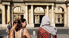 Paris'te başörtülü bir kadın