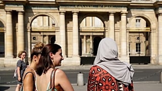 Paris'te başörtülü bir kadın