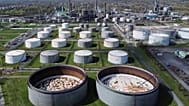 Foto d'archivio - Serbatoi di petrolio vuoti nella grande raffineria BP a Gelsenkirchen, in Germania, mercoledì 1 aprile 2026.