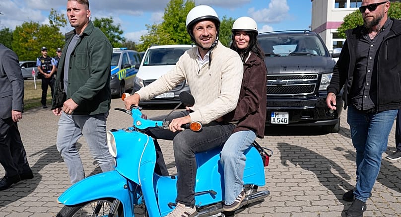 Ulrich Siegmund und seine Frau Julia vor dem Wahllokal in Sachsen-Anhalt