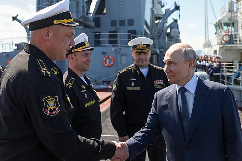Prezydent Rosji Władimir Putin na pokładzie krążownika rakietowego „Warjag” na wyspie Sachalin w Rosji, 13 sierpnia 2026 r.