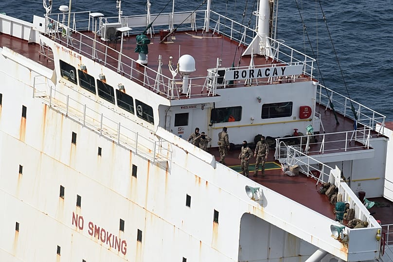 ARCHIWUM: Żołnierze stoją na pokładzie tankowca „Boracay”, który ma należeć do tzw. "rosyjskiej floty cieni", wybrzeże Saint-Nazaire, 2 października 2025 r.