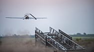 Un drone da attacco a lungo raggio ucraino "Chaklun" decolla da un lanciatore mobile, da una località segreta in Ucraina, giovedì 6 agosto 2026