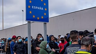ARCHIVO: Ciudadanos marroquíes esperan en la frontera para regresar voluntariamente a su país de origen, el jueves 20 de mayo de 2021.