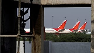 Archivo: Varios aviones de Air India alineados al aeropuerto internacional Indira Gandhi en Nueva Delhi, el 8 de mayo de 2012.