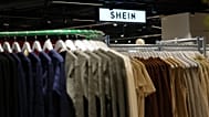 Prendas de Shein cuelgan en los grandes almacenes BHV (Bazar de l'Hotel de Ville) antes de la apertura del estand de Shein, el martes cuatro de noviembre de 2025 en París.