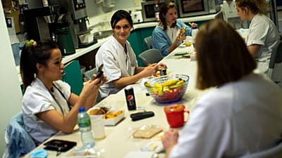 En esta foto de archivo del 16 de diciembre de 2020, la enfermera Anne-Catherine Charlier habla con colegas durante la cena en la UCI de pacientes COVID-19