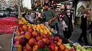 بائع فواكه يرتب الفاكهة في كشكه بساحة تجريش في شمال طهران، إيران