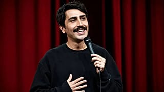 Komedyen Deniz Göktaş'ın "Ölü Deniz" adlı gösterisinden bir kare.