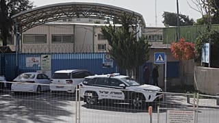 شوهدت سيارات الشرطة الإسرائيلية خارج مجمع وكالة الأمم المتحدة للاجئين الفلسطينيين في القدس الشرقية، بعد أن دخلت الشرطة الإسرائيلية المجمع بالقوة، الاثنين 8 ديسمبر/كانون الأول 