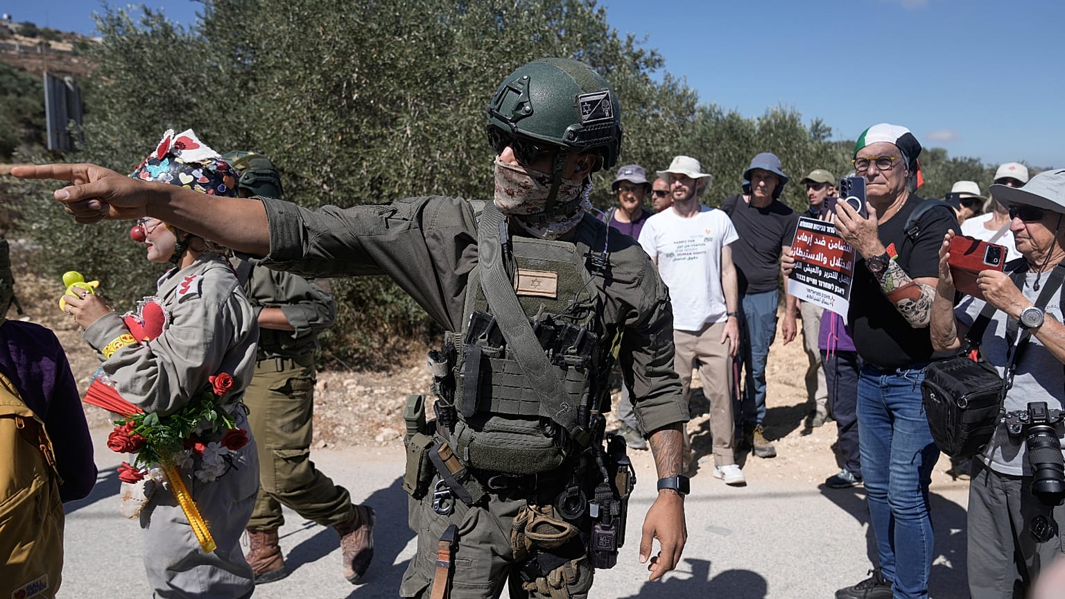 وقف الجيش الإسرائيلي نشطاء سلام كانوا ينقلون الطعام والماء إلى عائلات فلسطينية حاصر الجنود الإسرائيليون منازلها، وذلك في قرية قصرة بالضفة الغربية المحتلة