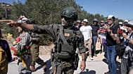 وقف الجيش الإسرائيلي نشطاء سلام كانوا ينقلون الطعام والماء إلى عائلات فلسطينية حاصر الجنود الإسرائيليون منازلها، وذلك في قرية قصرة بالضفة الغربية المحتلة