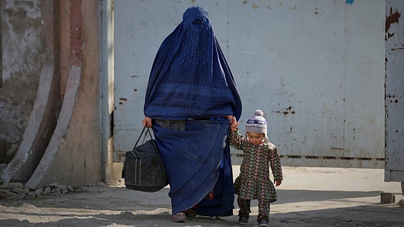 Eine Frau und ihre Tochter verlassen am15. Februar 2026 das Indira-Gandhi-Kinderkrankenhaus in Kabul, Afghanistan