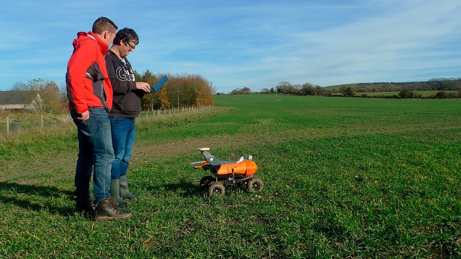 ARCHIVO - Joe Allnutt (Small Robot Company) y Thomas Burrell manejan el robot agrícola "Tom" durante una prueba en East Meon, sur de Inglaterra, 30 nov 2018.