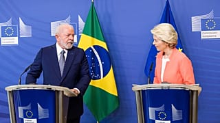 A presidente da Comissão Europeia, Ursula von der Leyen (à direita), e o presidente brasileiro, Lula da Silva, falam à imprensa em Bruxelas, 17 de julho de 2023