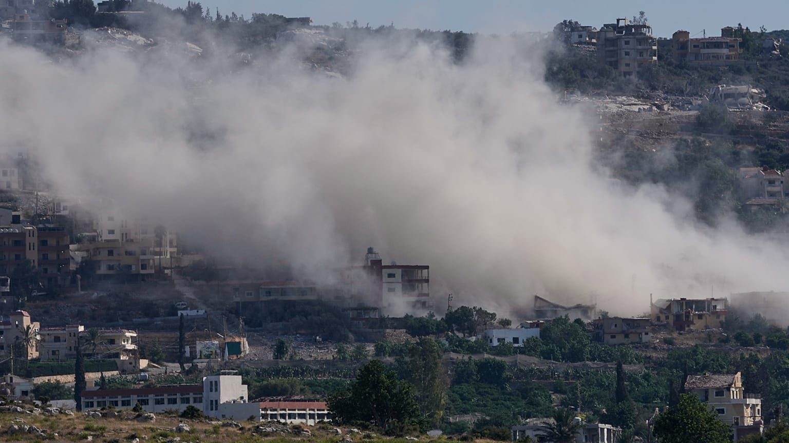 الدخان يتصاعد بينما تهدم القوات الإسرائيلية منازل في قرية المنصوري بجنوب لبنان، يوم الخميس 3 سبتمبر 2026.