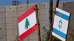 تُرفع الأعلام الإسرائيلية واللبنانية في موقع تذكاري عند الحدود مع لبنان في شمال إسرائيل