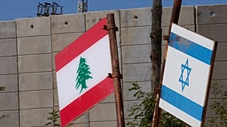 تُرفع الأعلام الإسرائيلية واللبنانية في موقع تذكاري عند الحدود مع لبنان في شمال إسرائيل