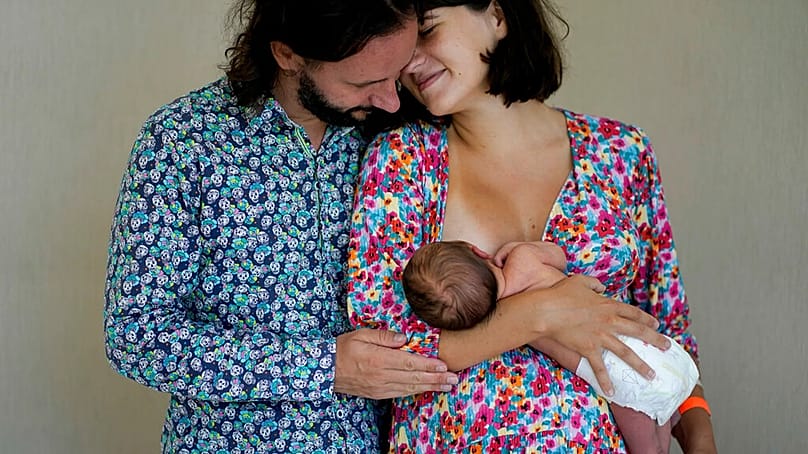 Maxim Lewoschin und seine Frau Jekaterina Gordijenko posieren für ein Foto mit ihrem neugeborenen Sohn Leo in Buenos Aires, Argentinien, am Samstag, dem 18. Februar 2023.