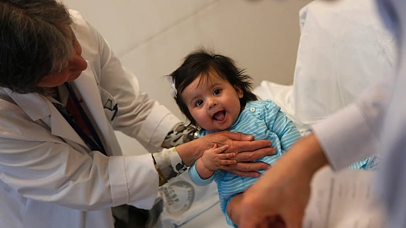 Ein Arzt untersucht ein fünf Monate altes Mädchen während eines Kontrolltermins im Kinderkrankenhaus UCSF Benioff am 16. März 2011 in San Francisco, USA.