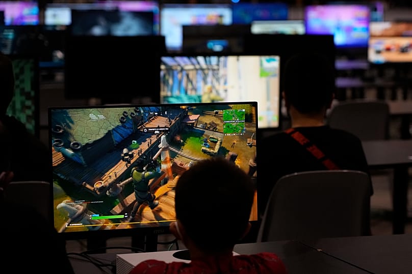 طفال يلعبون ألعاب الفيديو في معرض "روميكس" (Romics) في روما،
