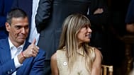 Begoña Gómez, junto a su esposo, el presidente español, Pedro Sánchez, durante una reunión de la ONU en Sevilla, España, el 30 de junio de 2025.