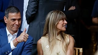 Begoña Gómez, junto a su esposo, el presidente español, Pedro Sánchez, durante una reunión de la ONU en Sevilla, España, el 30 de junio de 2025.