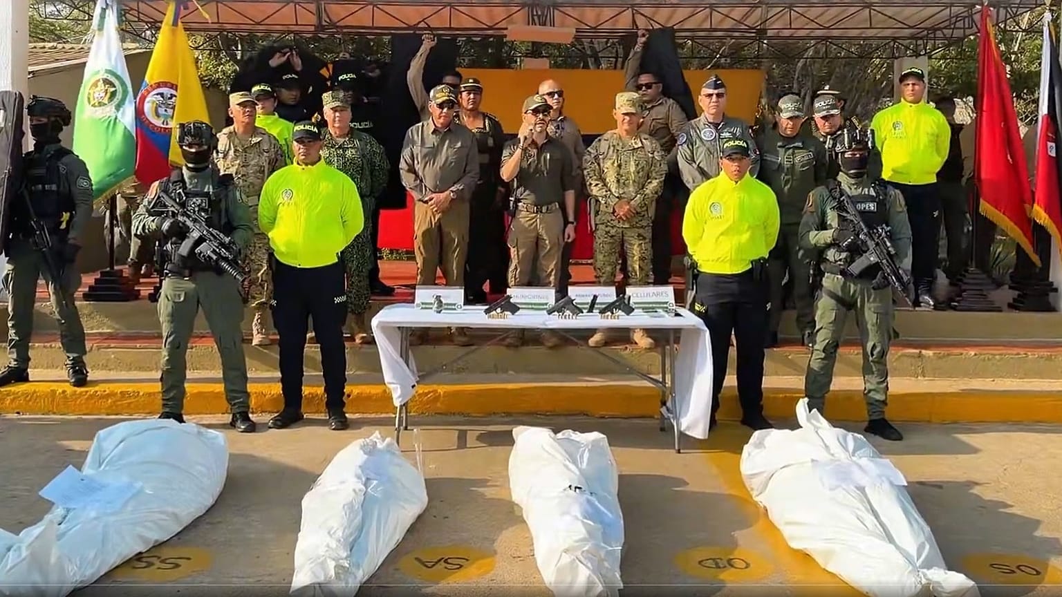 Imagen del presidente Abelardo de la Espriella, junto a miembros de las Fuerzas de Seguridad colombiana, posa con los cuerpos de cuatro presuntos terroristas.
