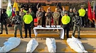 Imagen del presidente Abelardo de la Espriella, junto a miembros de las Fuerzas de Seguridad colombiana, posa con los cuerpos de cuatro presuntos terroristas.