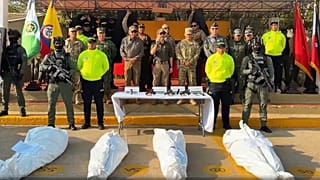 Imagen del presidente Abelardo de la Espriella, junto a miembros de las Fuerzas de Seguridad colombiana, posa con los cuerpos de cuatro presuntos terroristas.