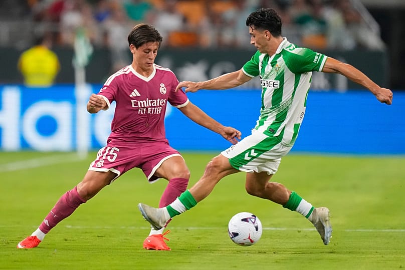 Real Betis'li Marc Roca ile Arda Güler