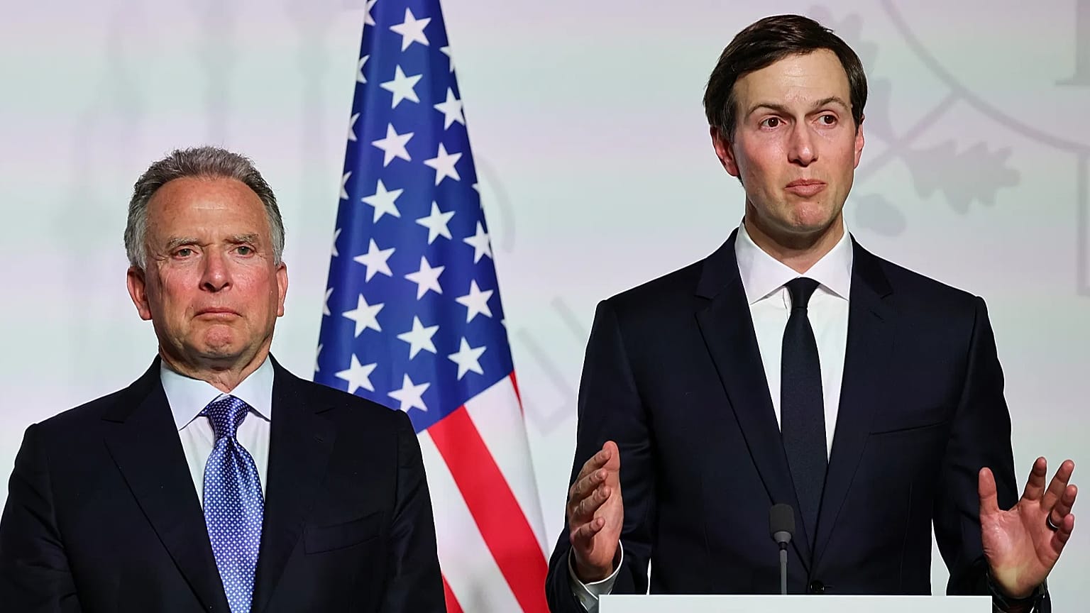 Steve Witkoff e Jared Kushner participam numa conferência de imprensa em Paris em janeiro de 2026.