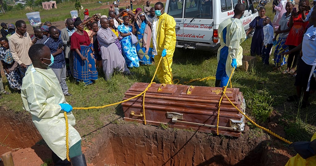 RDC : le difficile travail des équipes chargées d'inhumer les victimes d'Ebola